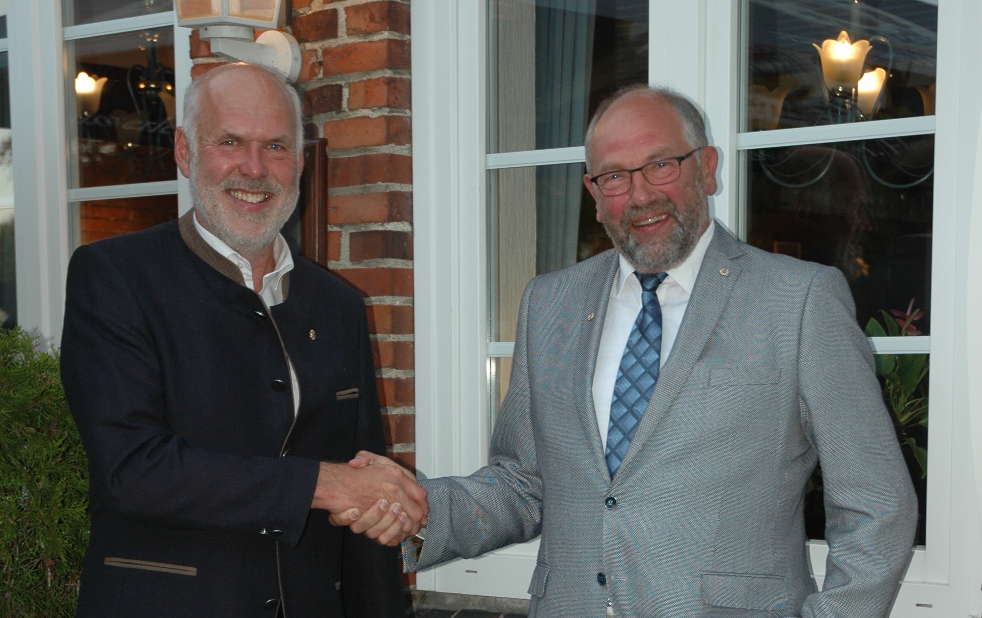 Präsident Ferdinand Feddersen (r) und Past-Präsident Peter Petersen